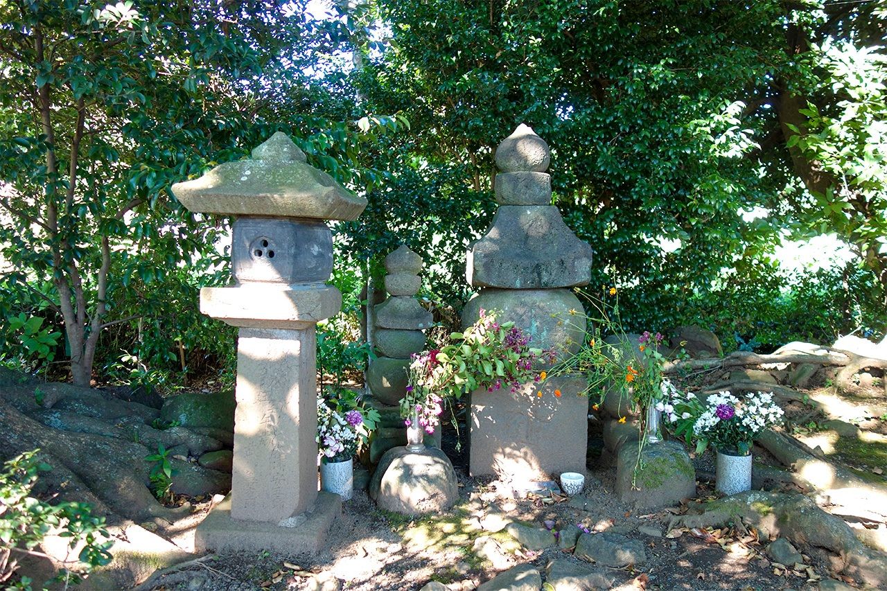 The grave where Sanetomo’s head is buried. (© Mochida Jōji)