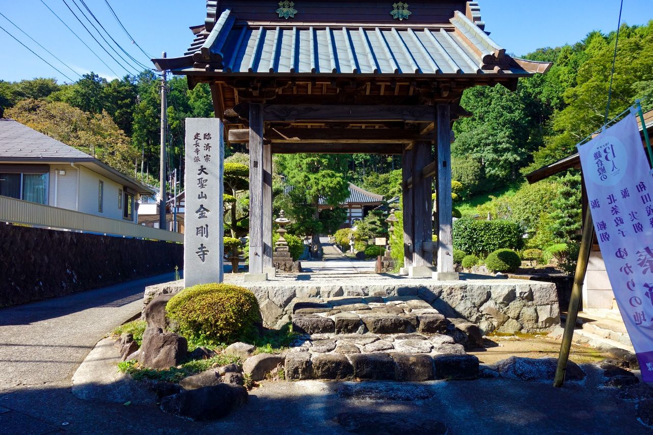 Kongōji houses a Buddhist statue   owned by Sanetomo. The temple was founded by Taikyō Gyōyū, a priest who converted Sanetomo to Buddhism. (© Mochida Jōji)