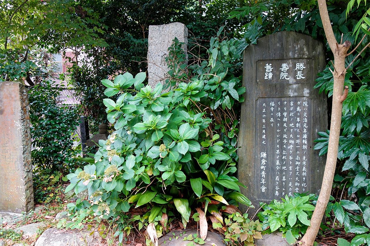 Sanetomo’s grave is located at the former site of the temple Shōchōjuin,  considered one of three major sites of worship built by Minamoto no Yoritomo, along with Tsurugaoka Hachimangū and Eifukuji. (© Mochida Jōji)
