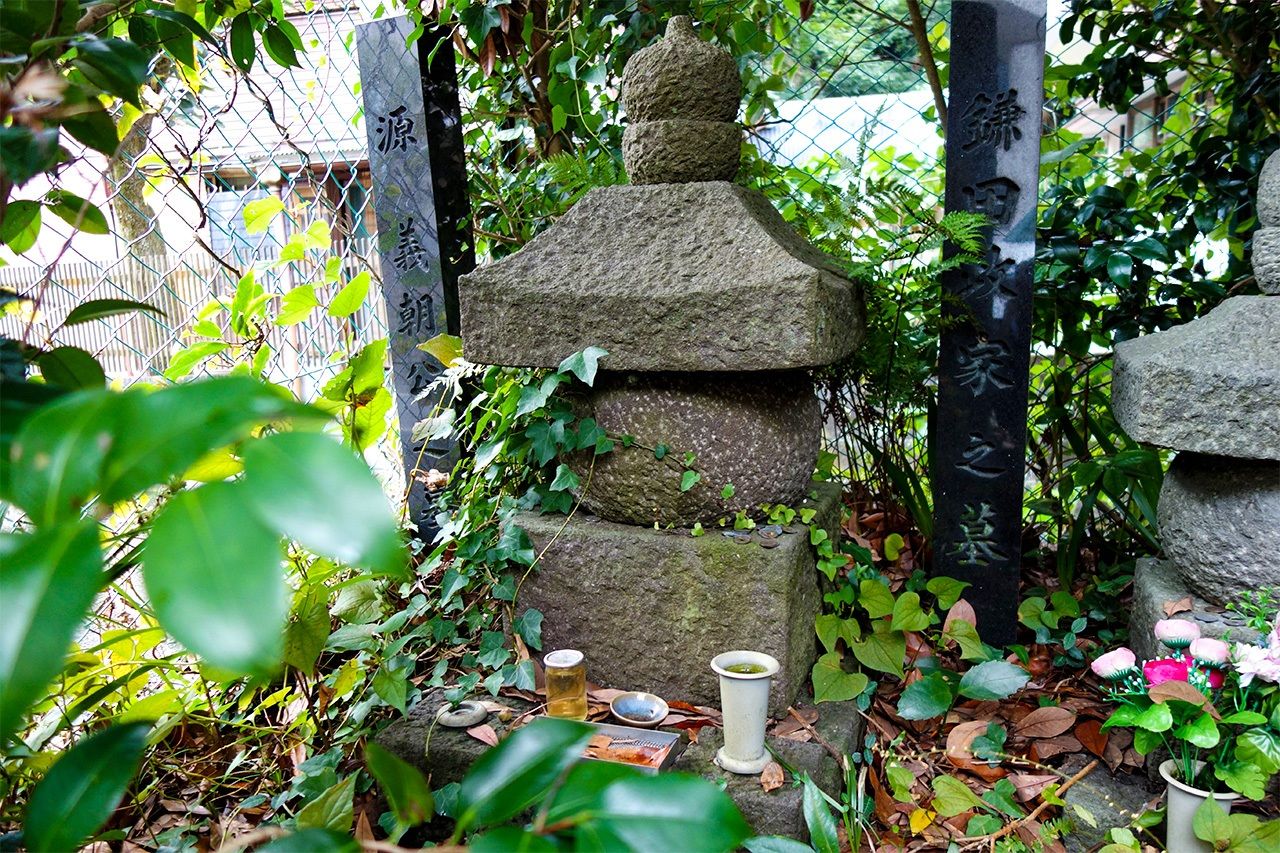 The grave of Sanetomo. (© Mochida Jōji)