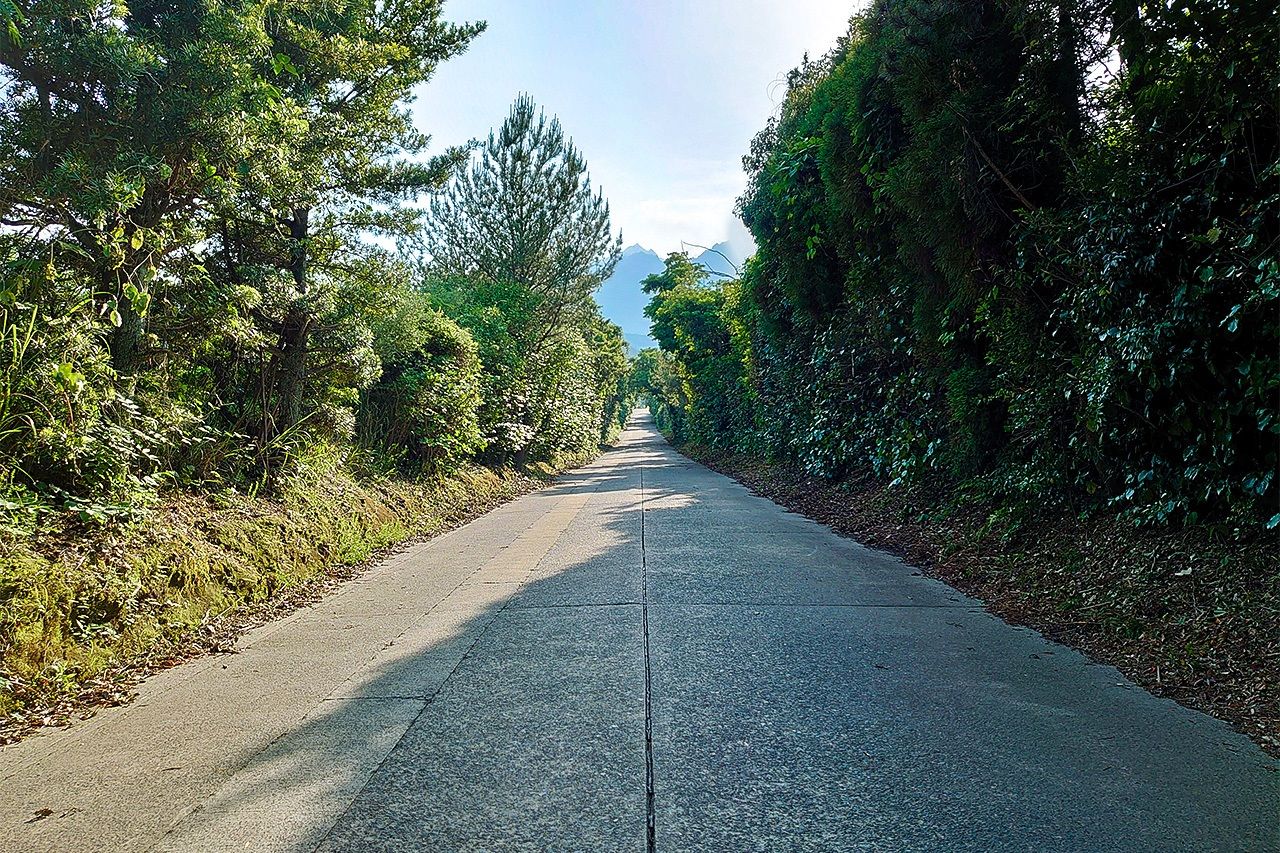 The road leading to Kurokami Lava Hell.