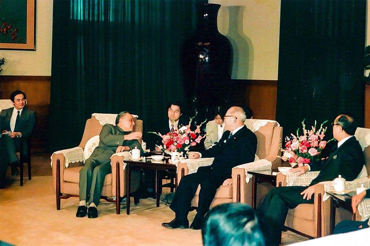 Chinese leader Deng Xiaoping, at left, speaks with the Japanese LDP’s Itō Masayoshi on April 19, 1988, at the Great Hall of the People in Beijing. (© Izumi Nobumichi)