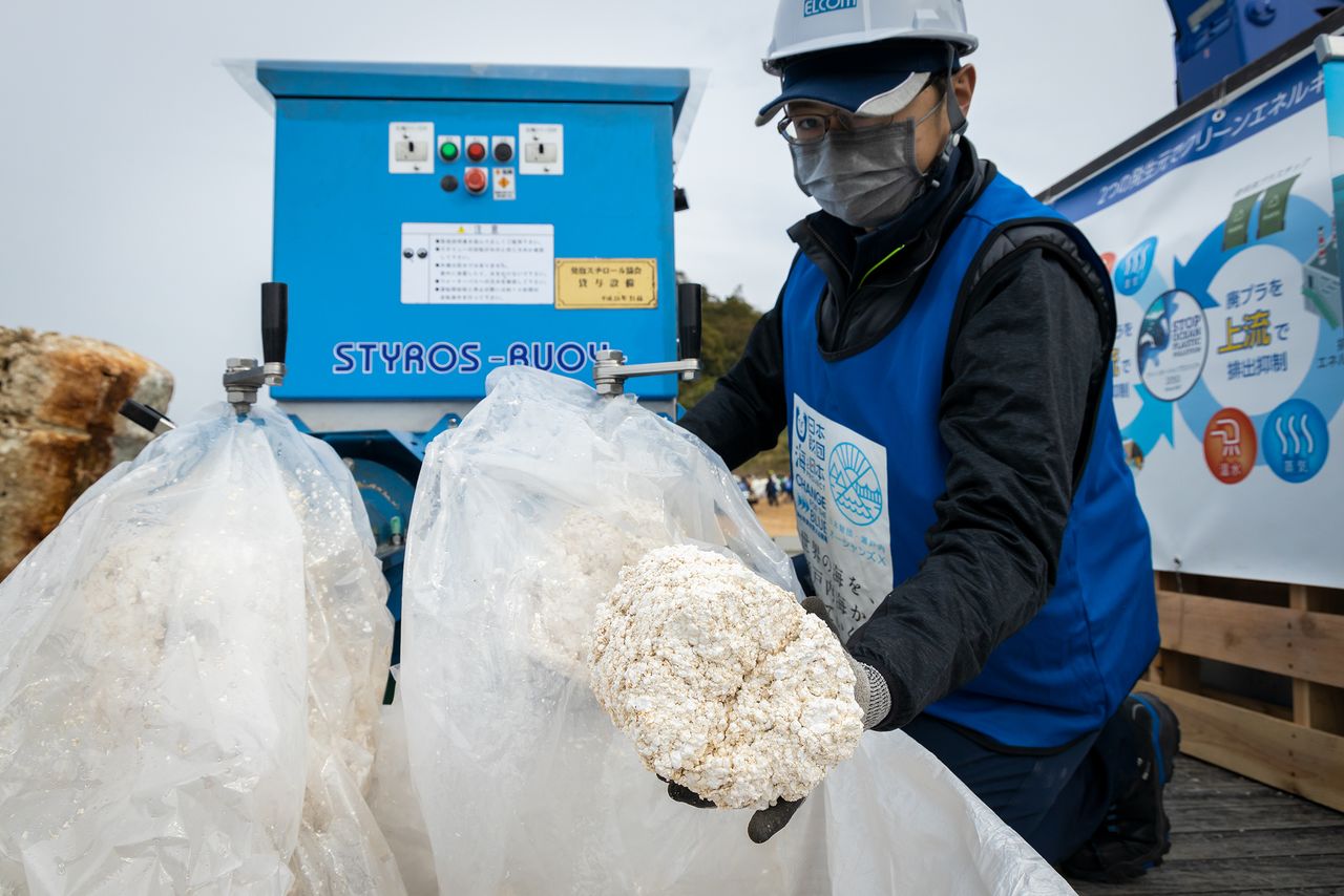 The floats after compacting. As the compactors do not use high temperatures, there are limited odors from melting. There is also no deterioration in the material quality, making the floats easy to recycle.