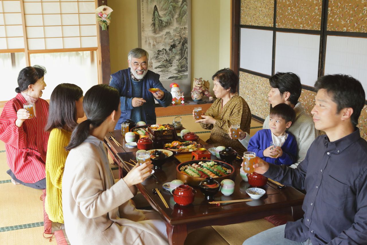 New Year is traditionally a time when family members gather together. (© Pixta)