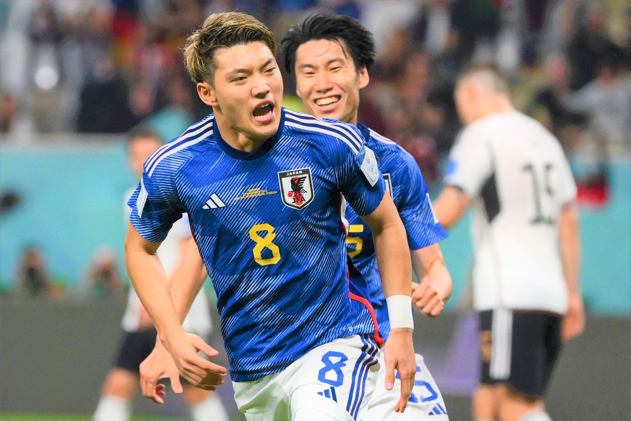 Japan’s Dōan Ritsu celebrates his goal against Germany on November 23, 2022. He scored in dramatic fashion again in Japan’s other come-from-behind win against and Spain. (© Jiji)