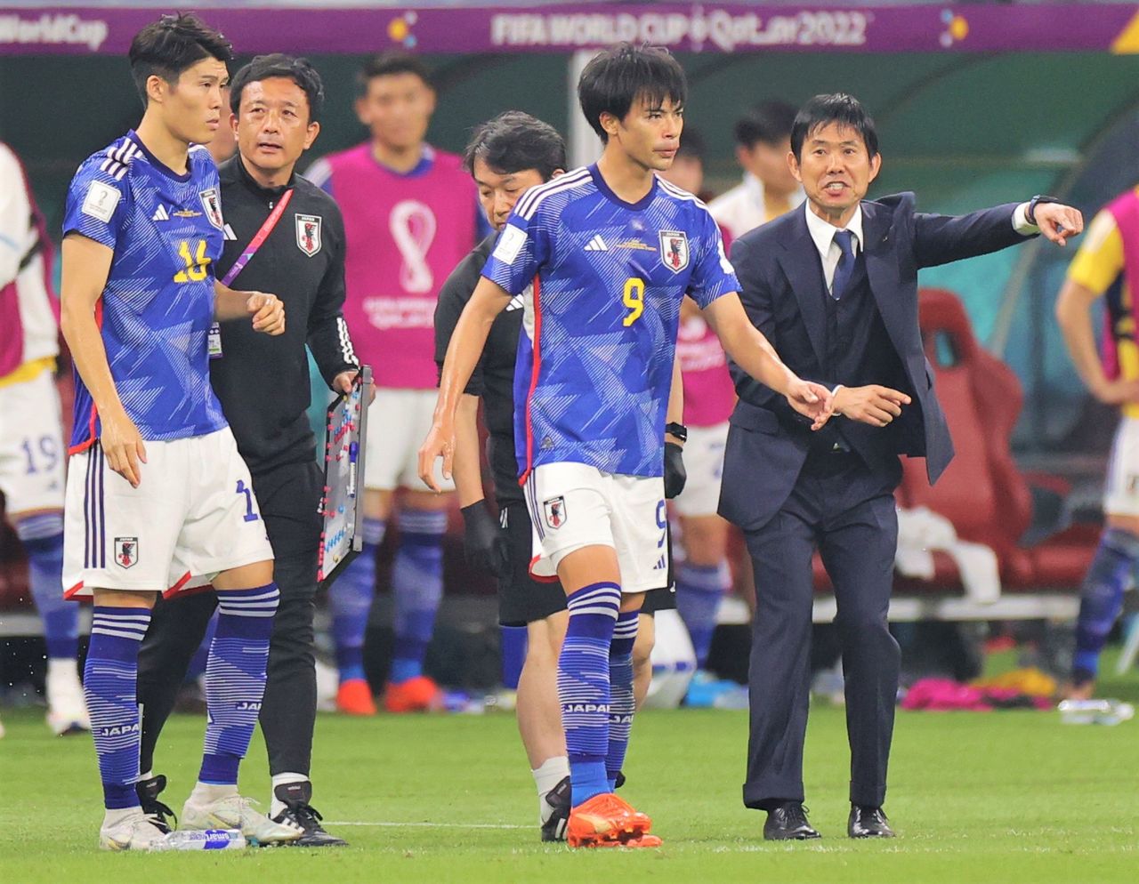 Coach Moriyasu Hajime, right, gives instructions to Mitoma Kaoru in Japan’s match against Spain on December 1, 2022. His effective use of his full squad in wins over Germany and Spain was influential in the decision to keep him on as Japan’s manager. (© Jiji)