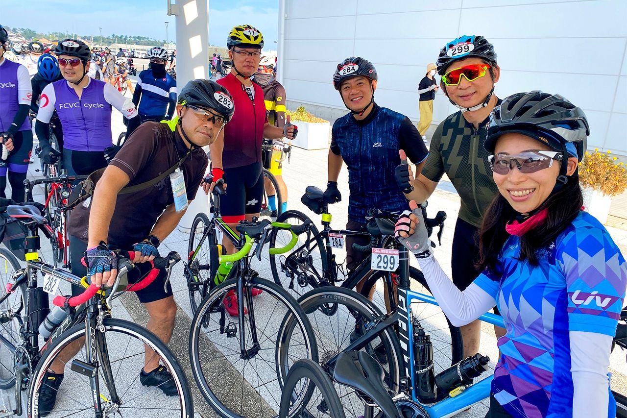 The author, at right, with cyclists joining in from Taiwan. (© Hitoto Tae)