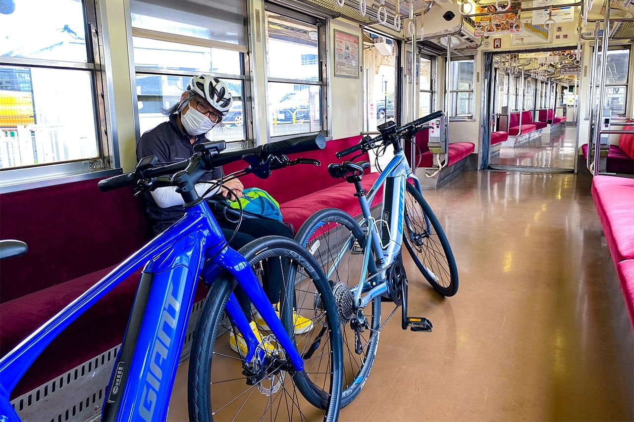 The Hokuriku Railway Ishikawa Line allows bikes onboard. (© Hitoto Tae)