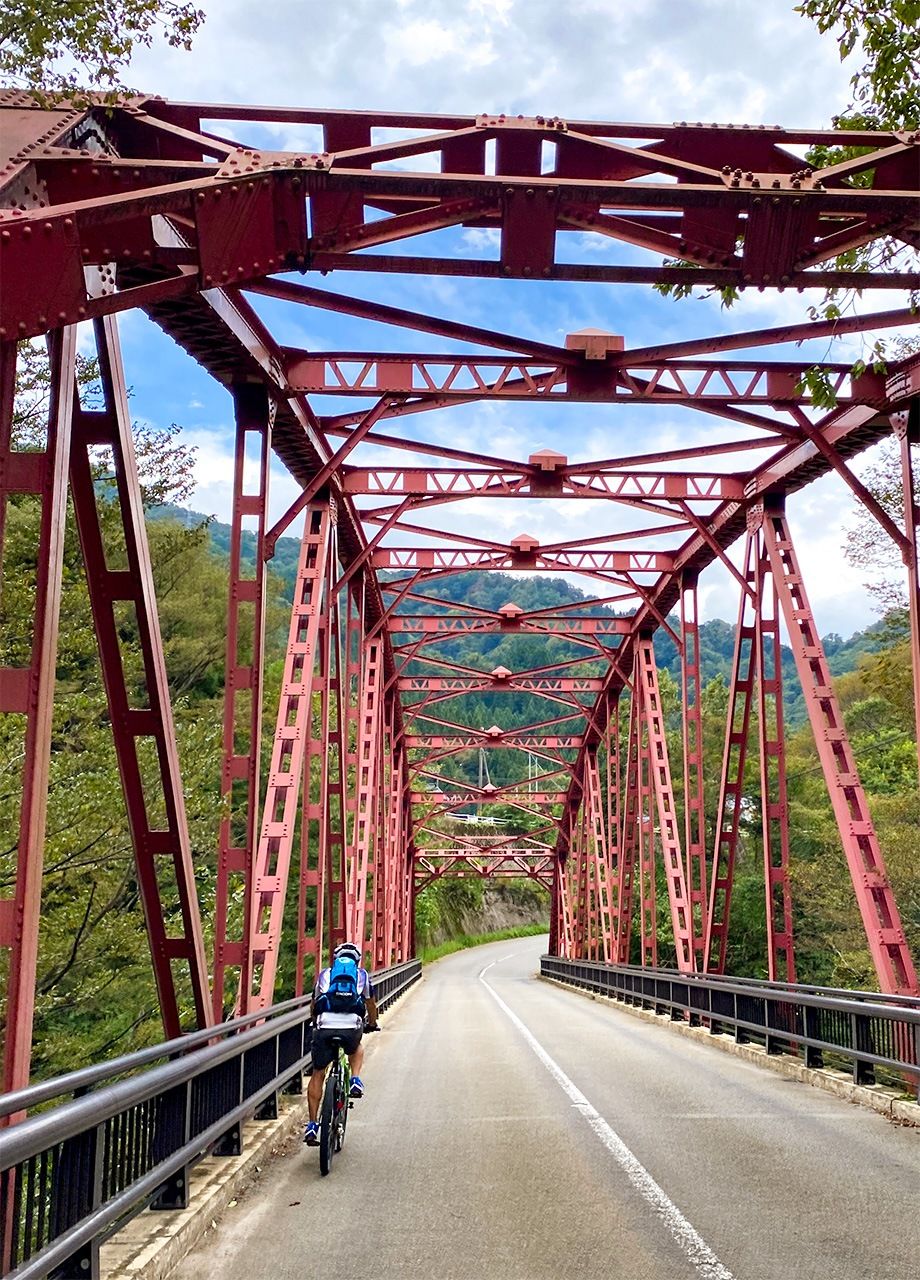 Riding across Tedori Canyon Road's Taizan Bridge. (© Hitoto Tae)