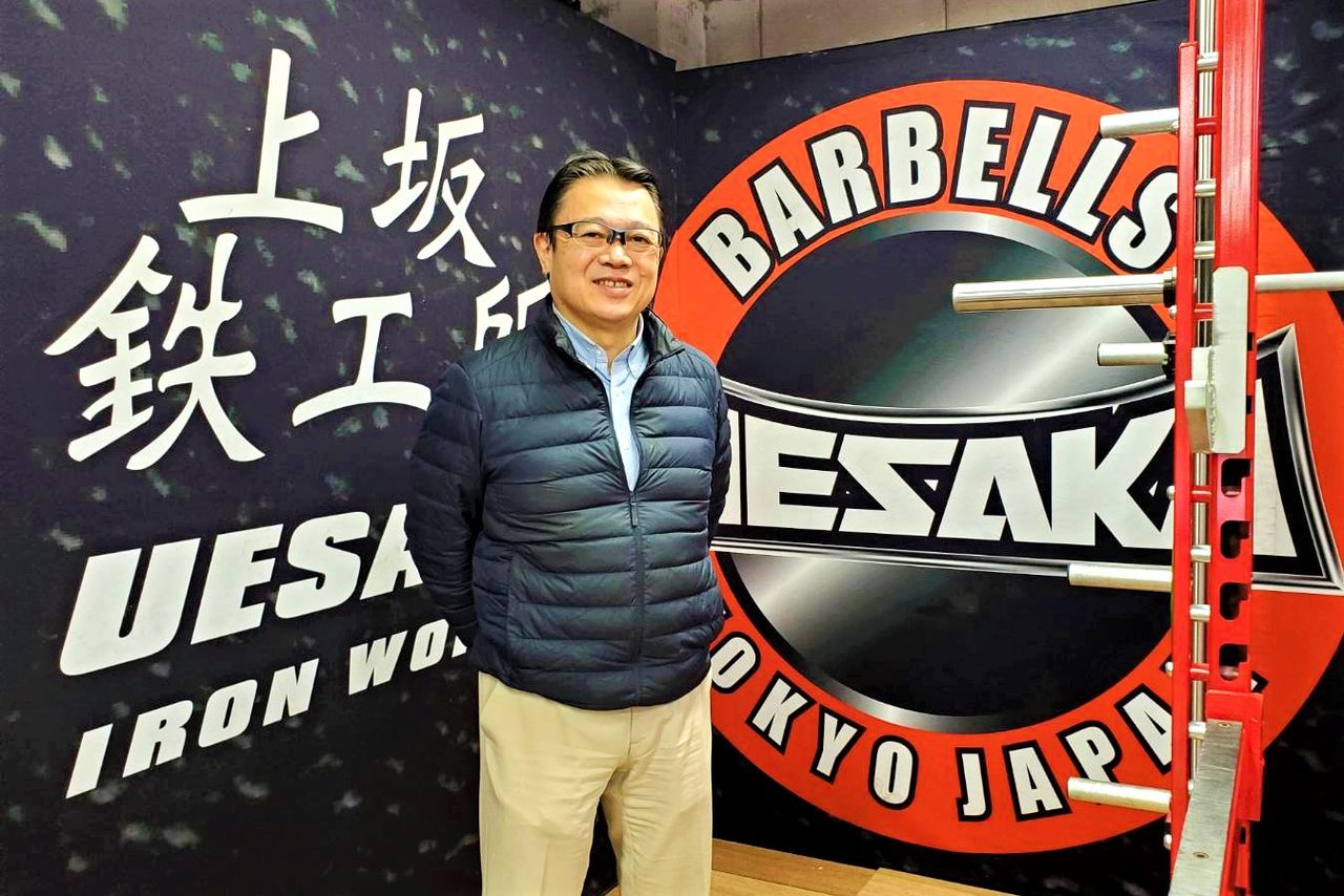 Uesaka Tadamasa, third-generation head of the family-run company, spends much of his time traveling to visit customers around the country and farther afield. (© Kumazaki Takashi)