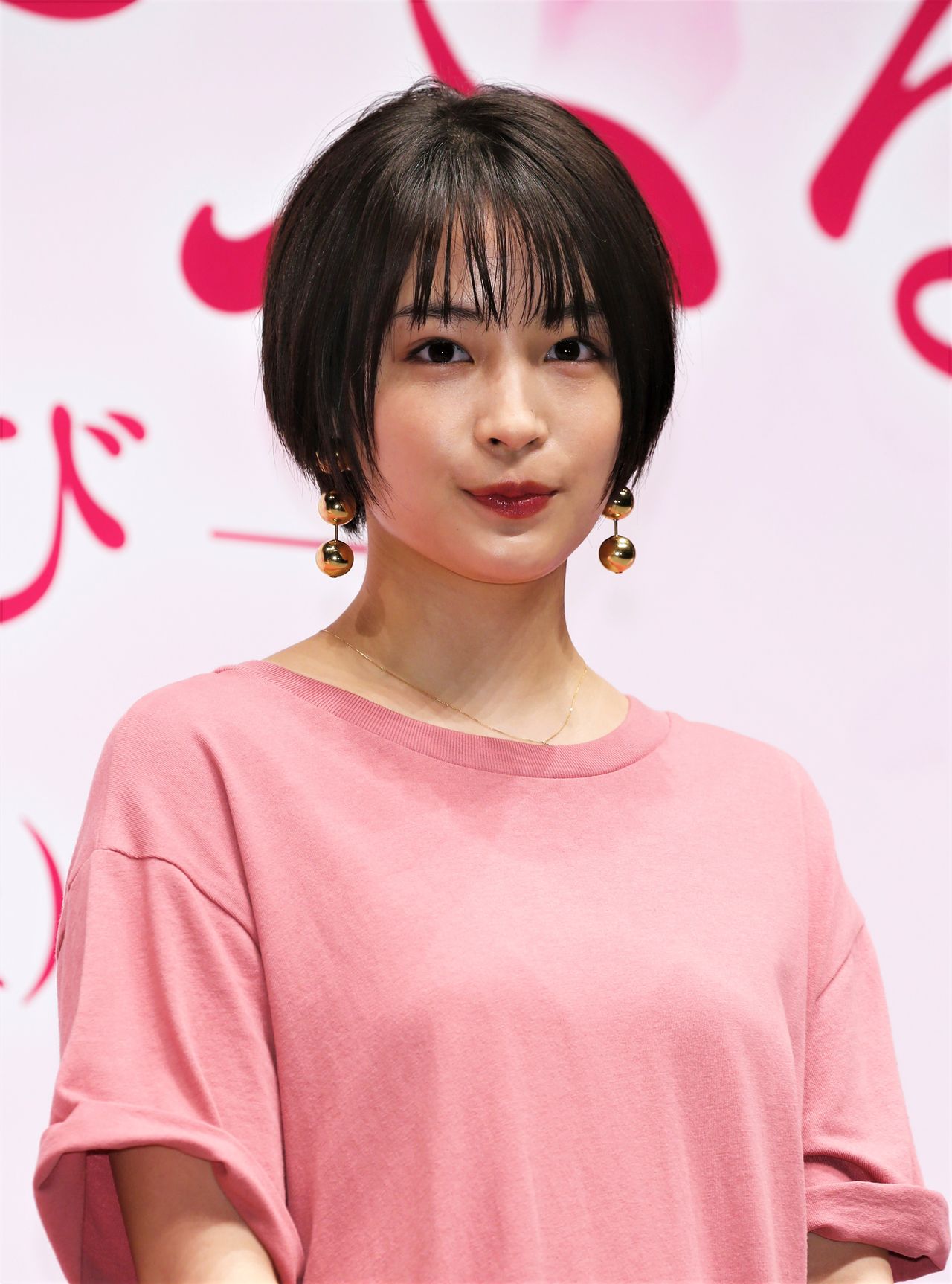 Three Chihayafuru movies were produced from 2016 to 2018. Actress Hirose Suzu played the heroine. Here, Hirose appears at a March 6, 2018, preview event for Chihayafuru: Musubi. (© Jiji)