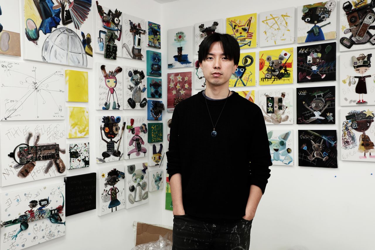 Nagasaka in his studio in the Nihonbashi area of Tokyo. (© Hanai Tomoko)