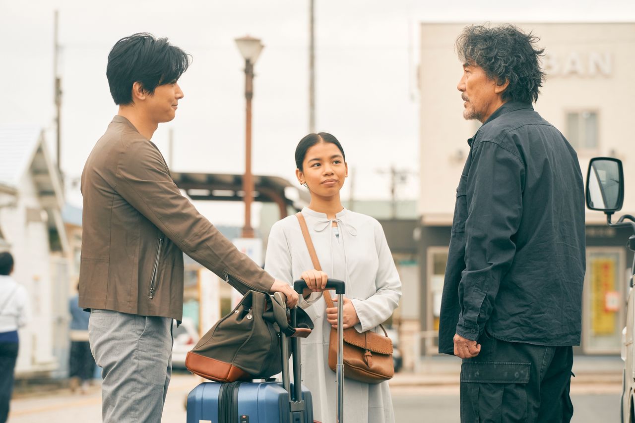 Manabu brings his new wife back to Japan to meet his father. (© 2022 Familia Production Committee)