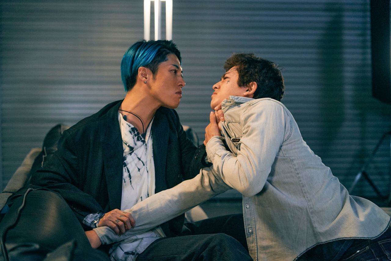 The musician Miyavi plays the gang leader Kaito, who is the son of a powerful local businessman and hates Brazilians. (© 2022 Familia Production Committee)