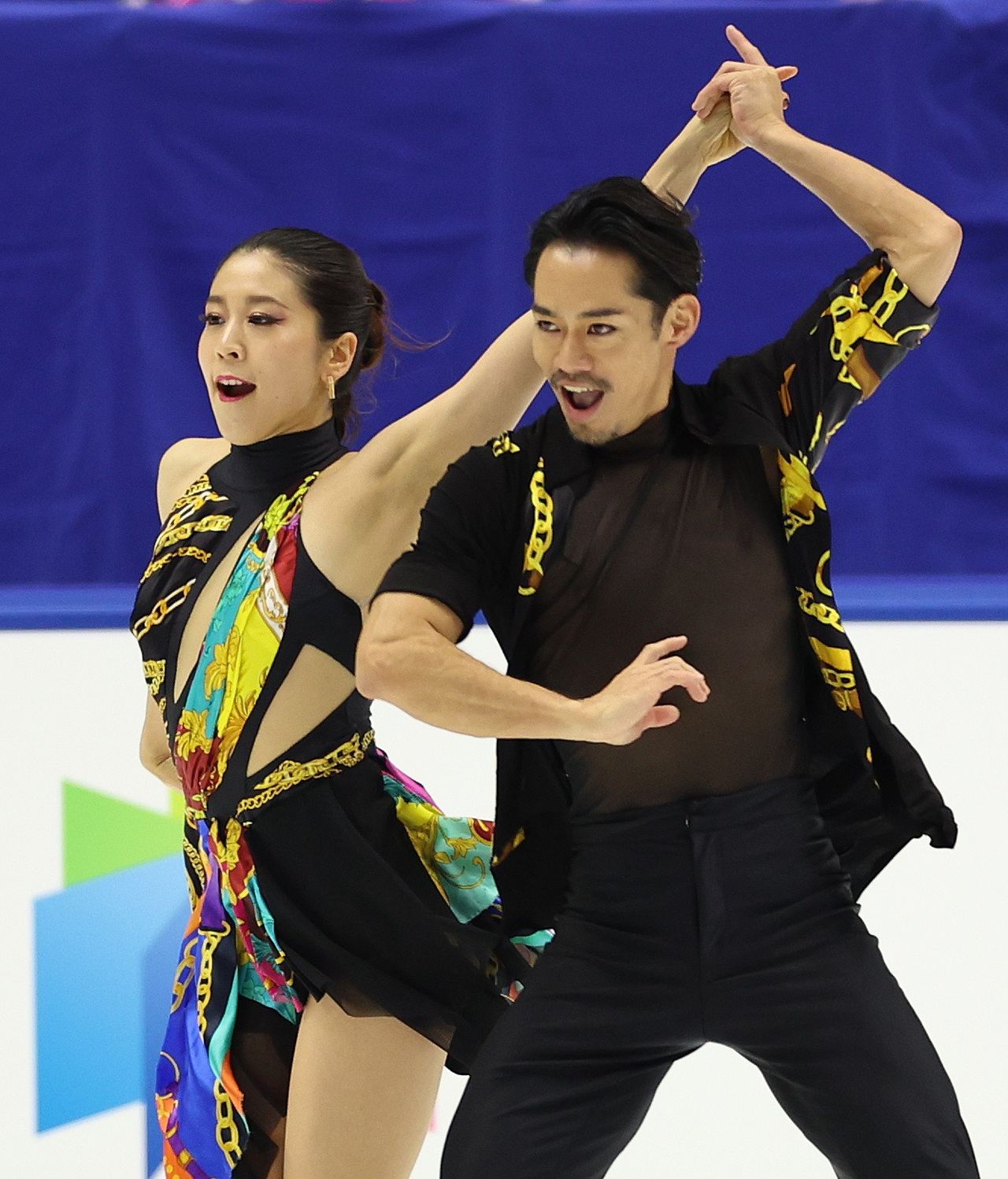 Takahashi and Muramoto, known collectively as “Kanadai,” perform at the 2022 All-Japan Championships on December 12 at the Tōwa Pharmaceutical Ractab Dome. (© Jiji)