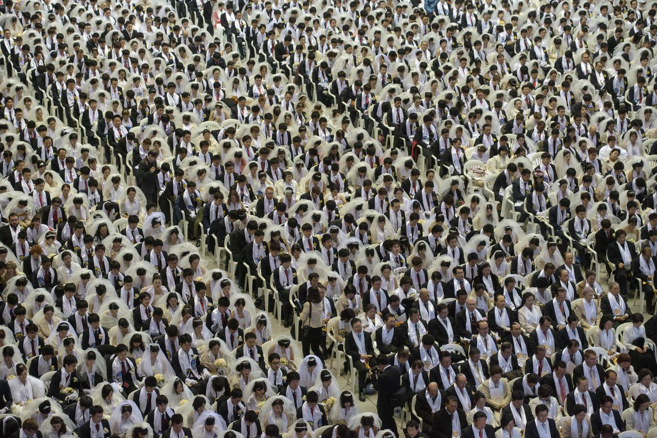 Thousands of couples marry in a mass wedding ceremony in March 2015. (© AFP)