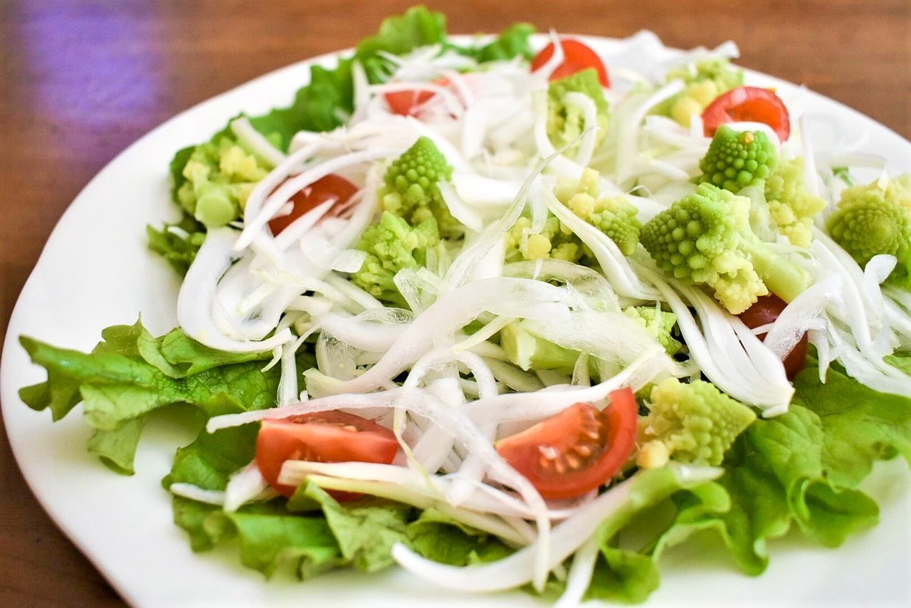 Fresh sliced onion salad. (© nippon.com)
