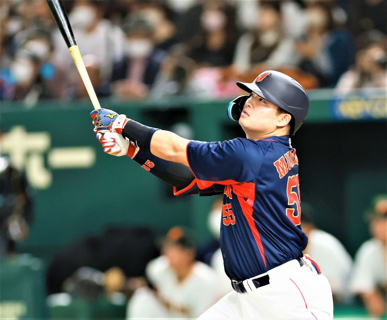Murakami Munetaka (Tokyo Yakult Swallows), who in 2022 became the youngest triple crown winner, hits a home run in a friendly match against the Yomiuri Giants at Tokyo Dome on November 6, 2022. (© Jiji)