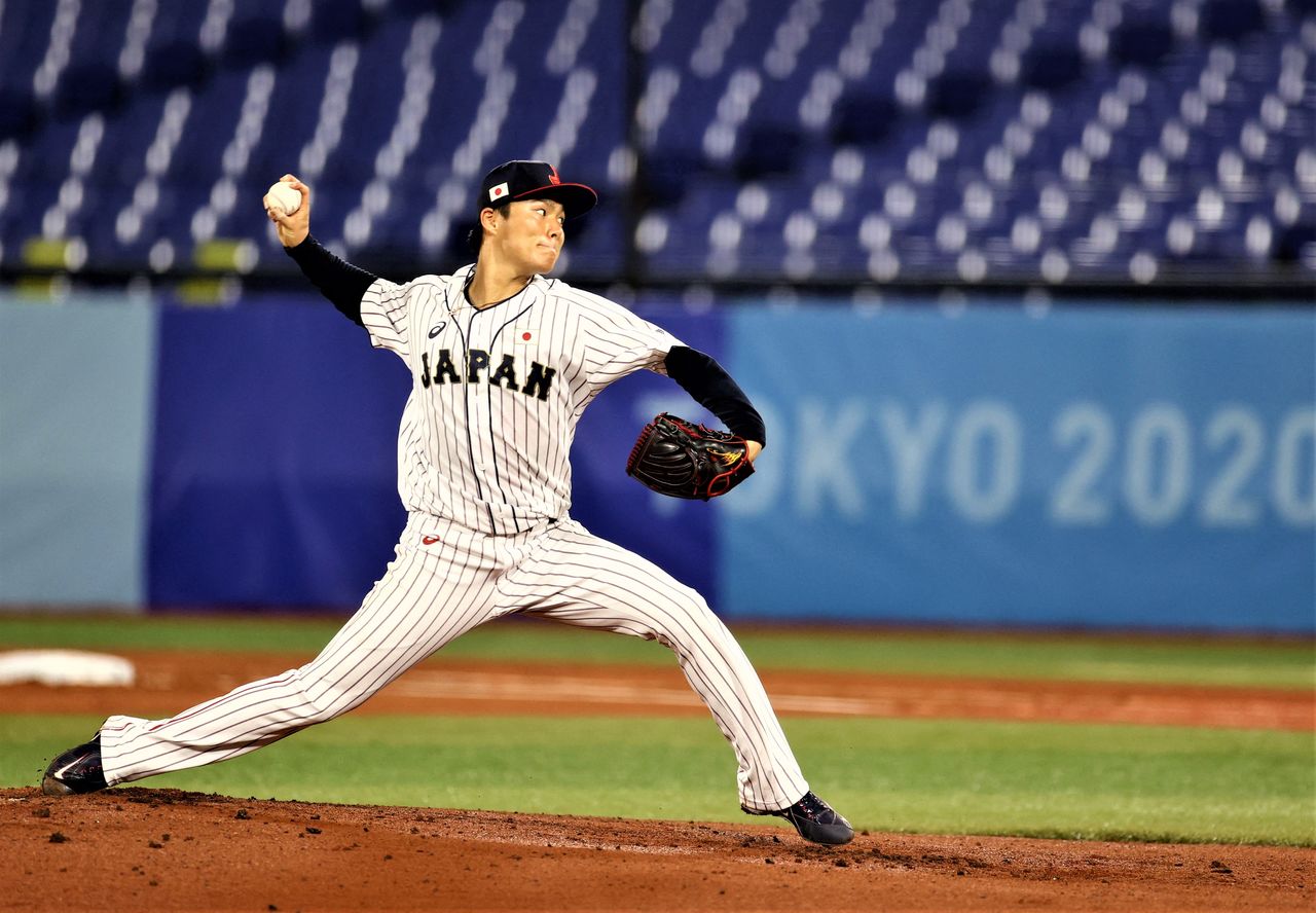 Last season Yamamoto Yoshinobu became the first Japanese professional baseballer to become a five-crown winner (adding shutouts and win percentage to the standard triple crown of wins, strikeouts, and earned run average) on two consecutive occasions. Taken in Yokohama during the August 4, 2021, Olympic semifinal game against South Korea. (© AFP/Jiji)