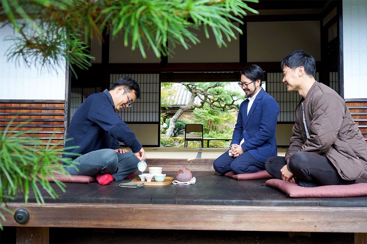 From left: Matsubayashi Toshiyuki, Tsūen Yusuke, and Yamamoto Jinjirō. (© Ukita Yasuyuki)