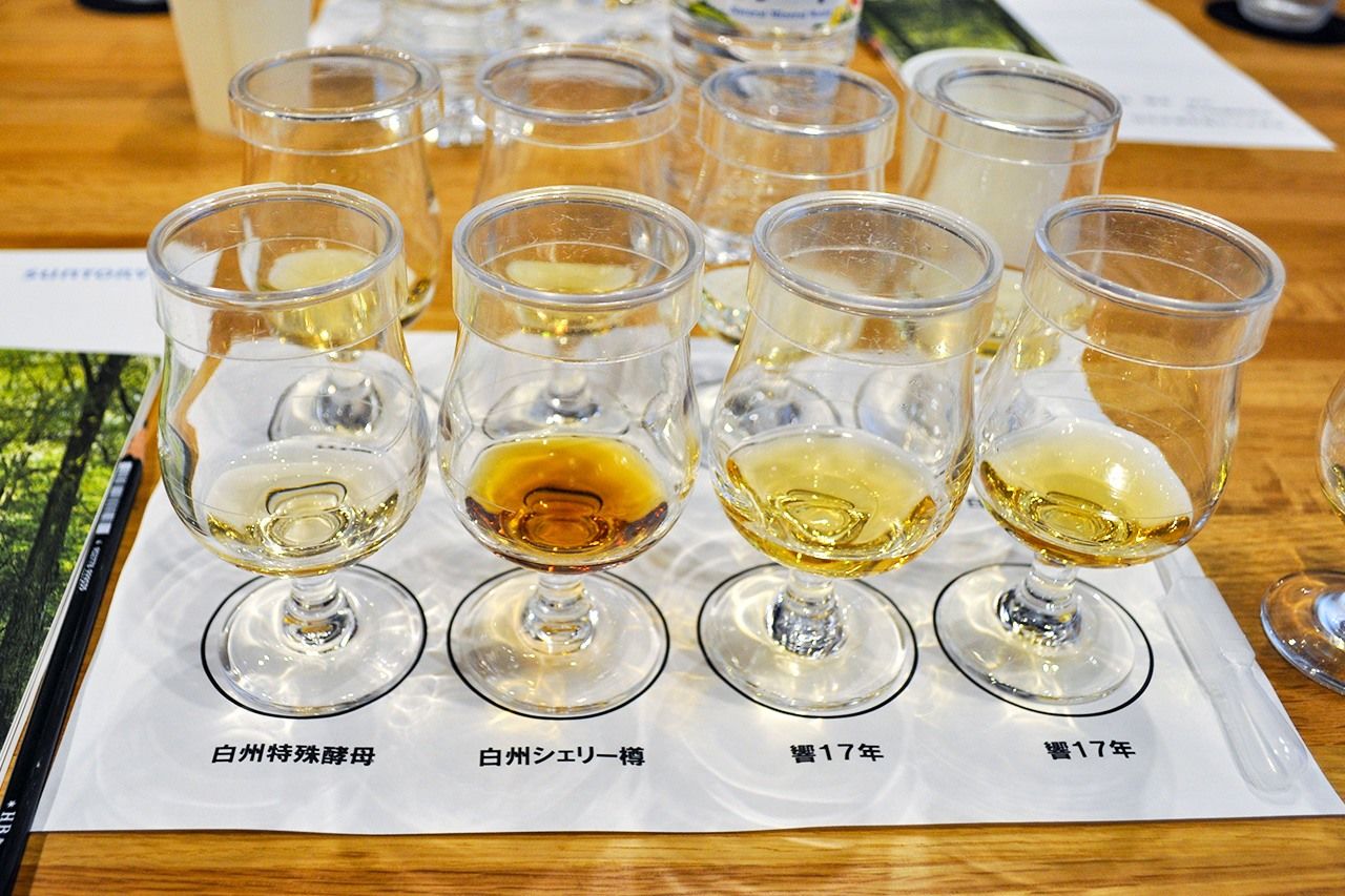 A whisky tasting seminar at the Suntory Hakushū Distillery in Hokuto, Yamanashi Prefecture, on September 5, 2014. (© Izumi Nobumichi)
