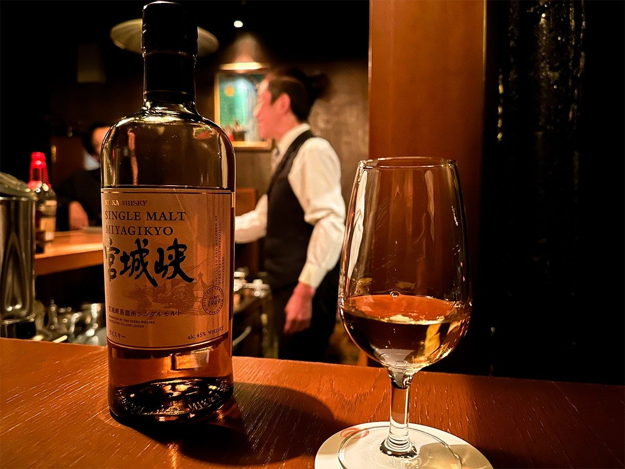 Bar Yū in Ginza, Tokyo, on January 17, 2023. Japanese whisky is popular both at home and overseas. (© Izumi Nobumichi)