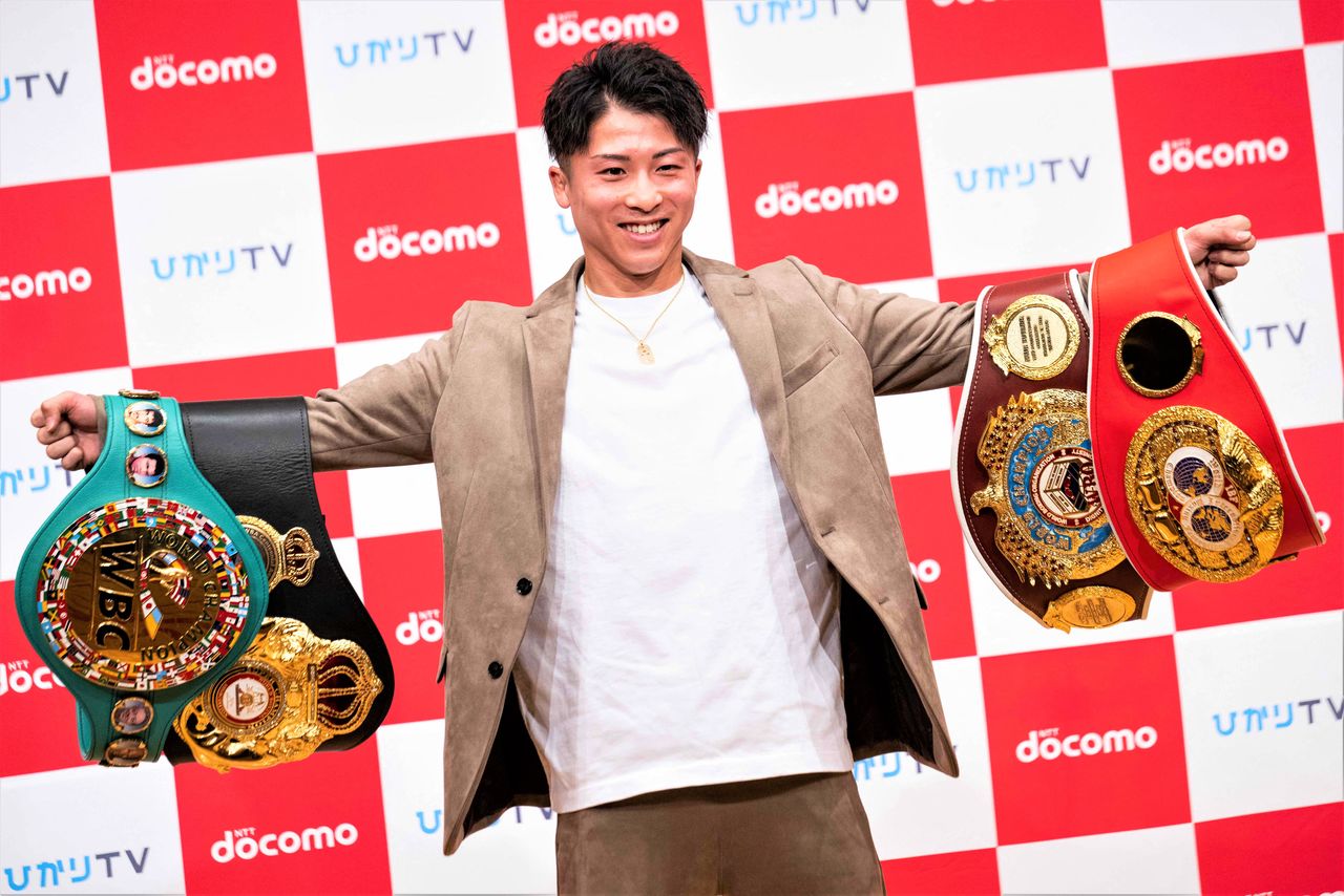 Undisputed bantamweight world champion Inoue Naoya shows off his four belts on January 13, 2023, in Yokohama, Kanagawa Prefecture, shortly before announcing his plans to vacate them and move up to super bantamweight. (© AFP/Jiji)