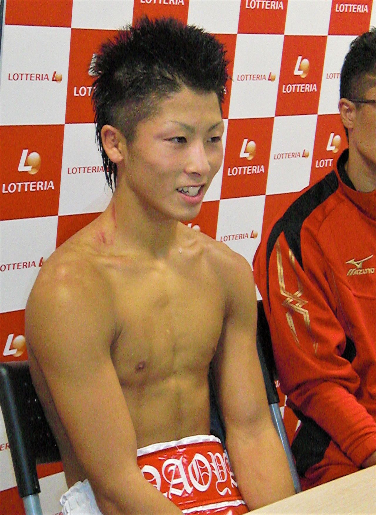 Inoue speaks to the press on October 2, 2012, after marking his professional debut at the age of 19 with a KO victory at Tokyo’s Kōrakuen Hall. (© Jiji)