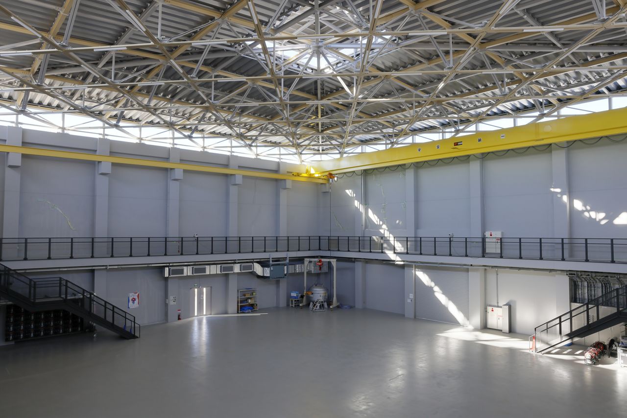 The indoor testing range in the development center area boasts an 11-meter high ceiling. (© Yamada Shinji)