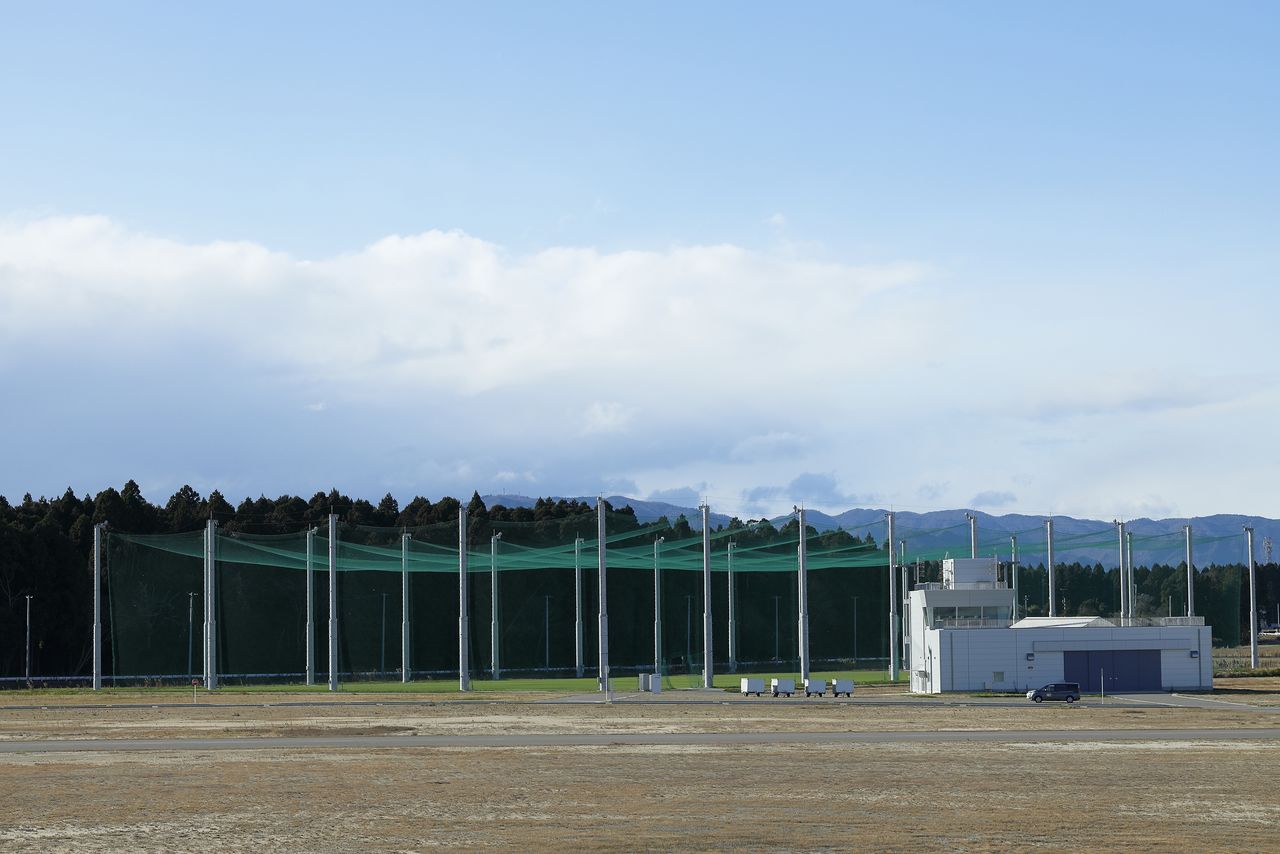 Beyond the runway is a netted testing range. Classified as an indoor space, it is not regulated under aviation law, allowing drones to be tested at any time without a permit. (© Yamada Shinji)