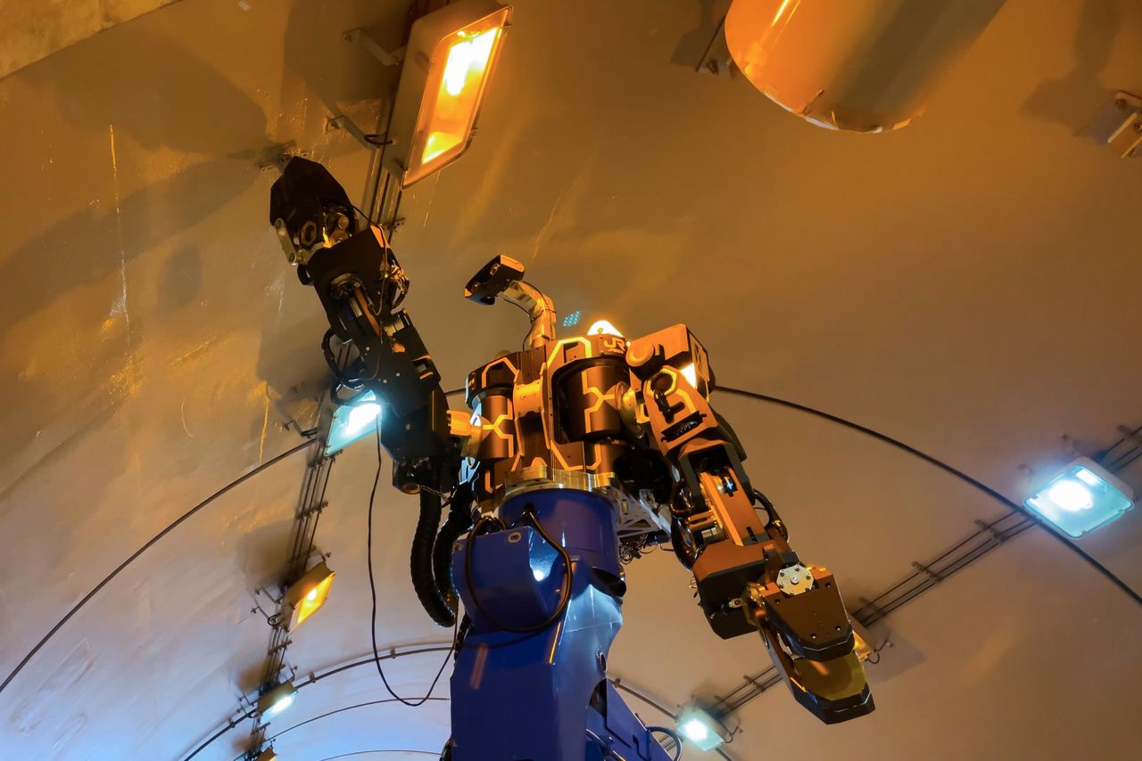 A robot performs tap testing to check the integrity of a tunnel. (© Man-Machine Synergy Effectors)