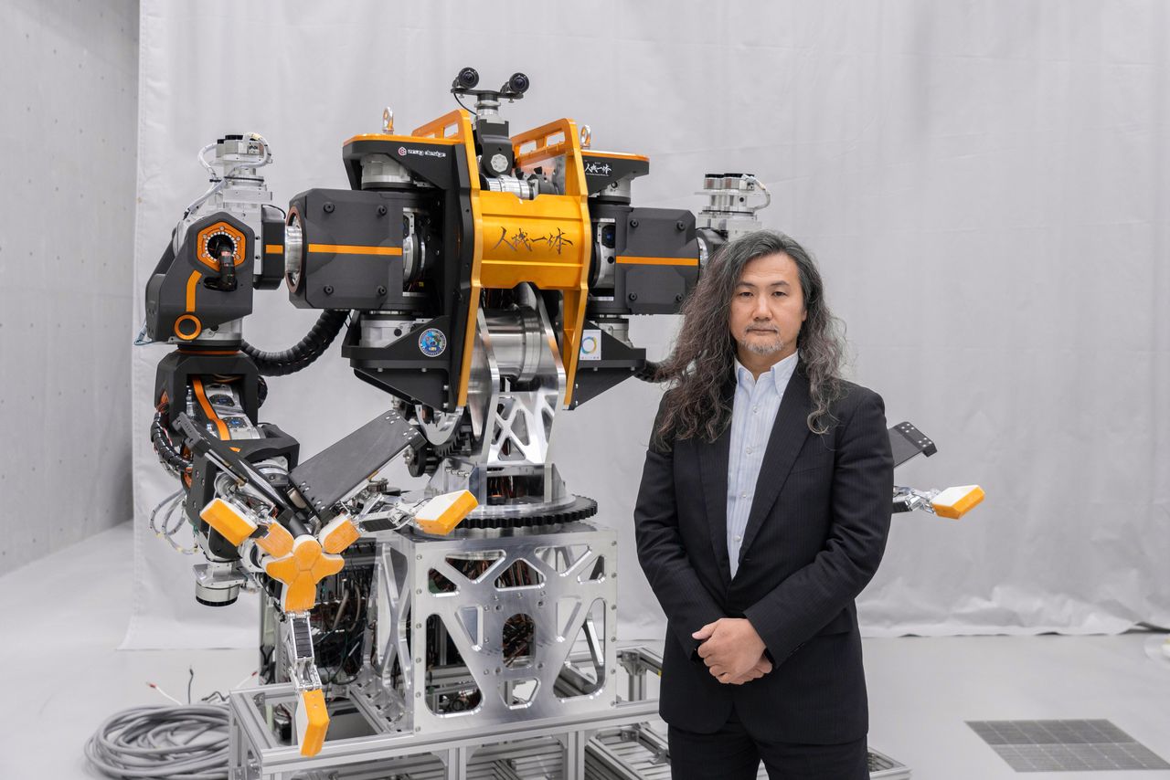 Kanaoka with a version of the JINKI Type Zero robot. (© Man-Machine Synergy Effectors)