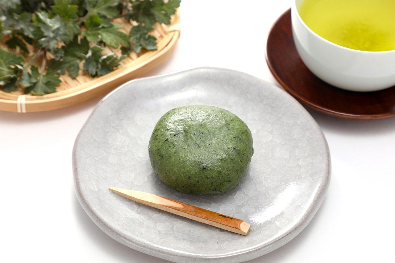 Kusamochi are sticky rice cakes containing ground yomogi and filled with azuki bean paste. (© Pixta)