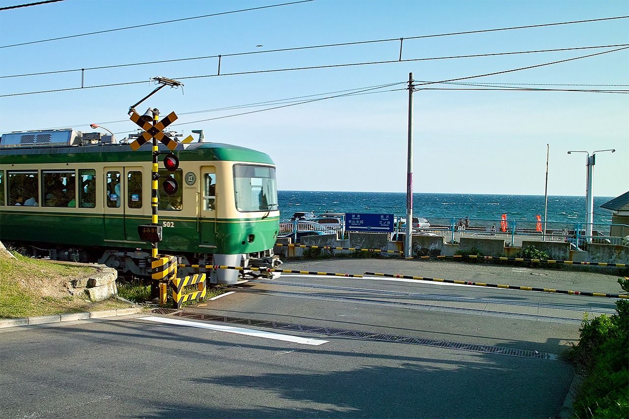 The famed railway crossing near Kamakura Kōkōmae Station. (© Gianni Simone)