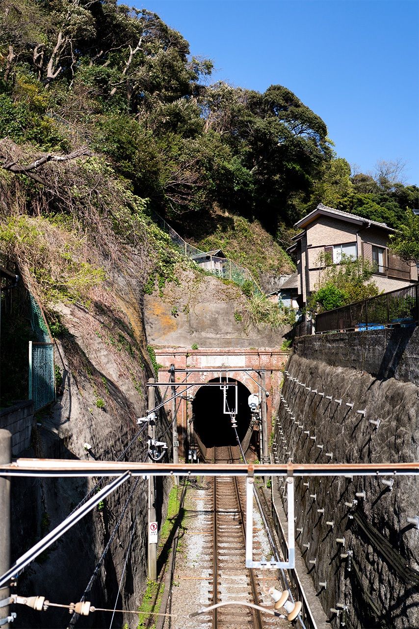 The tunnel near Gokurakuji also appeared in a Kurosawa film. (© Benjamin Parks)