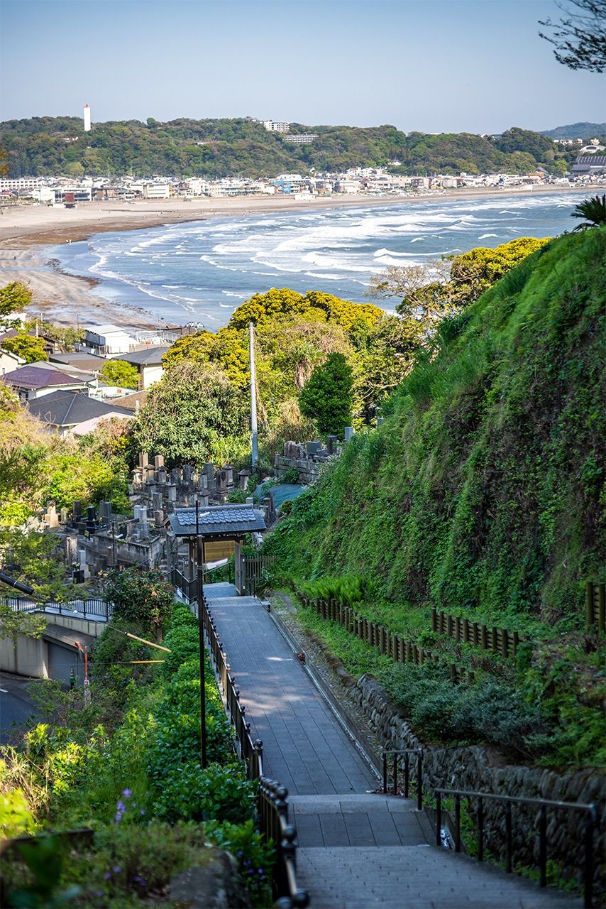 Yuigahama seen from the top of the stairs to Jōjuin. (© Benjamin Parks)
