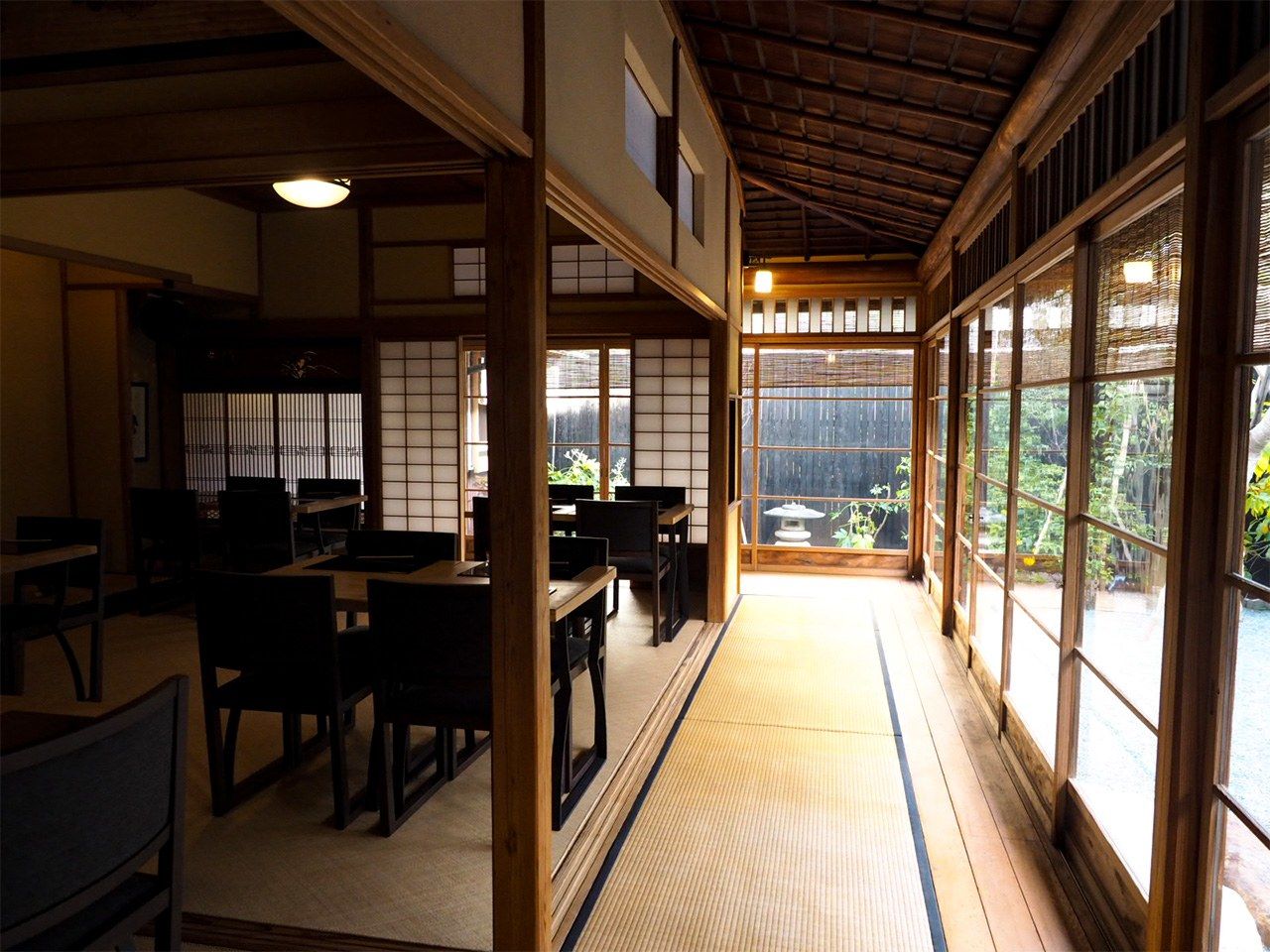 The engawa has tatami mats rather than bare wood, which is typical of old residences of politicians and other prominent figures.