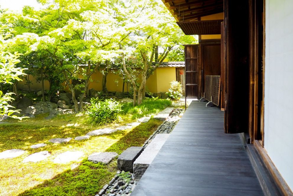 The ancient engawa and garden at Imanishike Shoin.