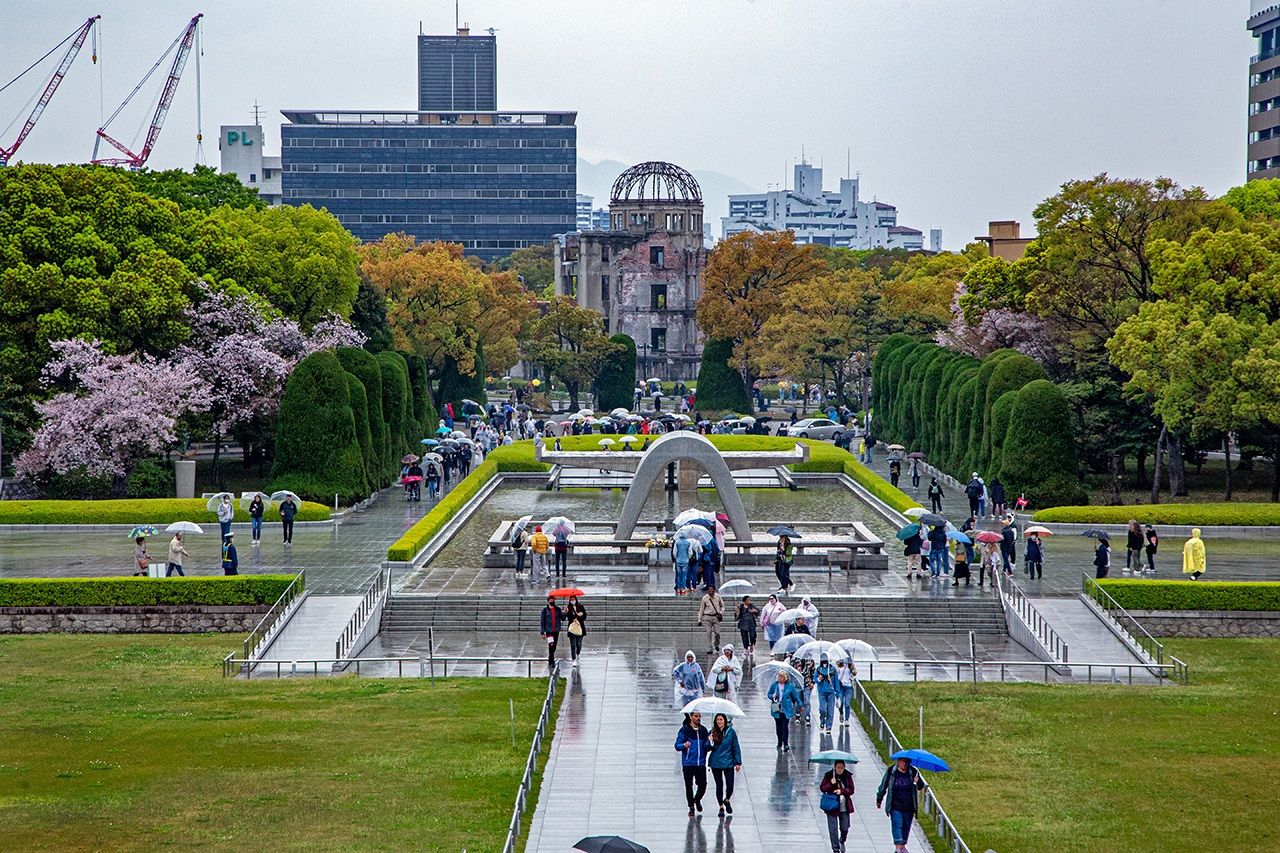 Looking north to the A-bomb Dome from the main museum building at the center of the park. (© Dōune Hiroko)