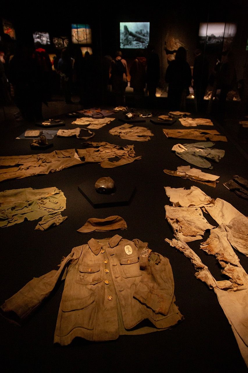 Clothing and other items from the bodies of fallen students are on display. (© Dōune Hiroko)