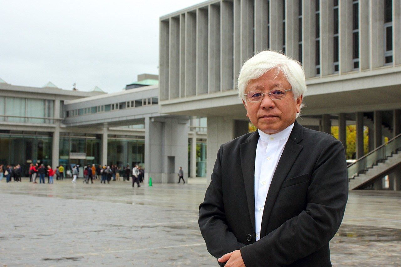 Shiga Kenji in front of the Hiroshima Peace Memorial Museum. (© Ishii Masato)