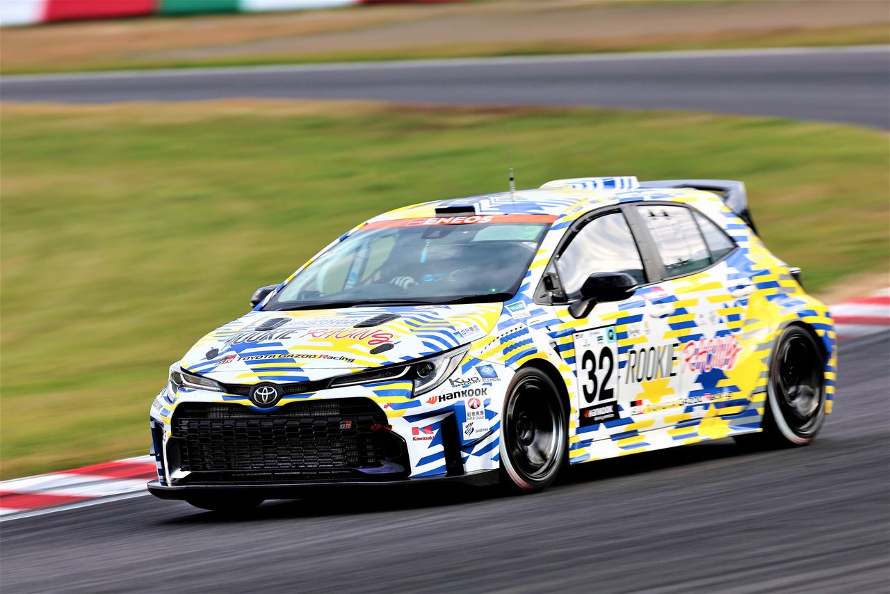 Toyota’s hydrogen engine-equipped Corolla competes at the Fuji Super TEC 24 Hours Race at the Fuji Speedway in Shizuoka Prefecture in 2021. (© Toyota)