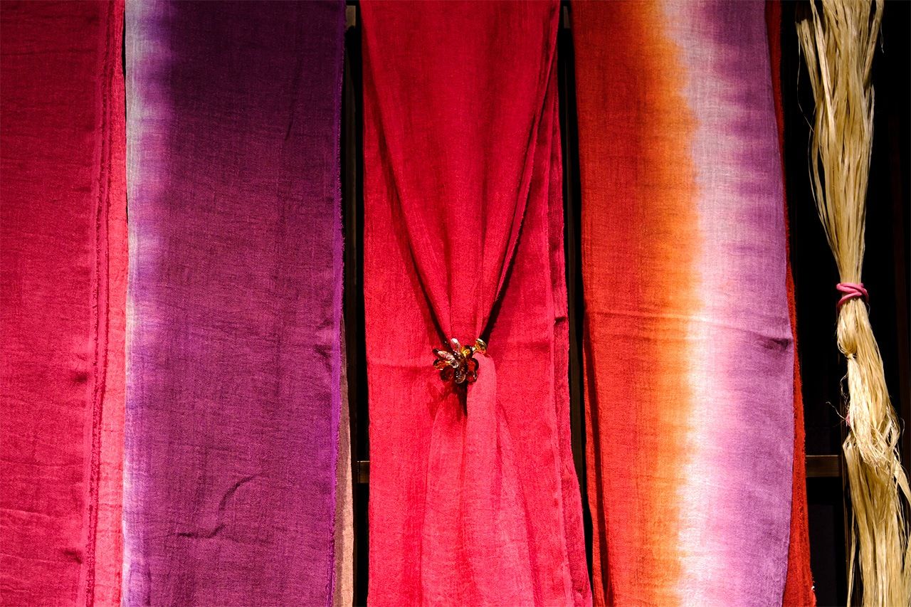 Safflower-dyed fabric. (© Pixta)
