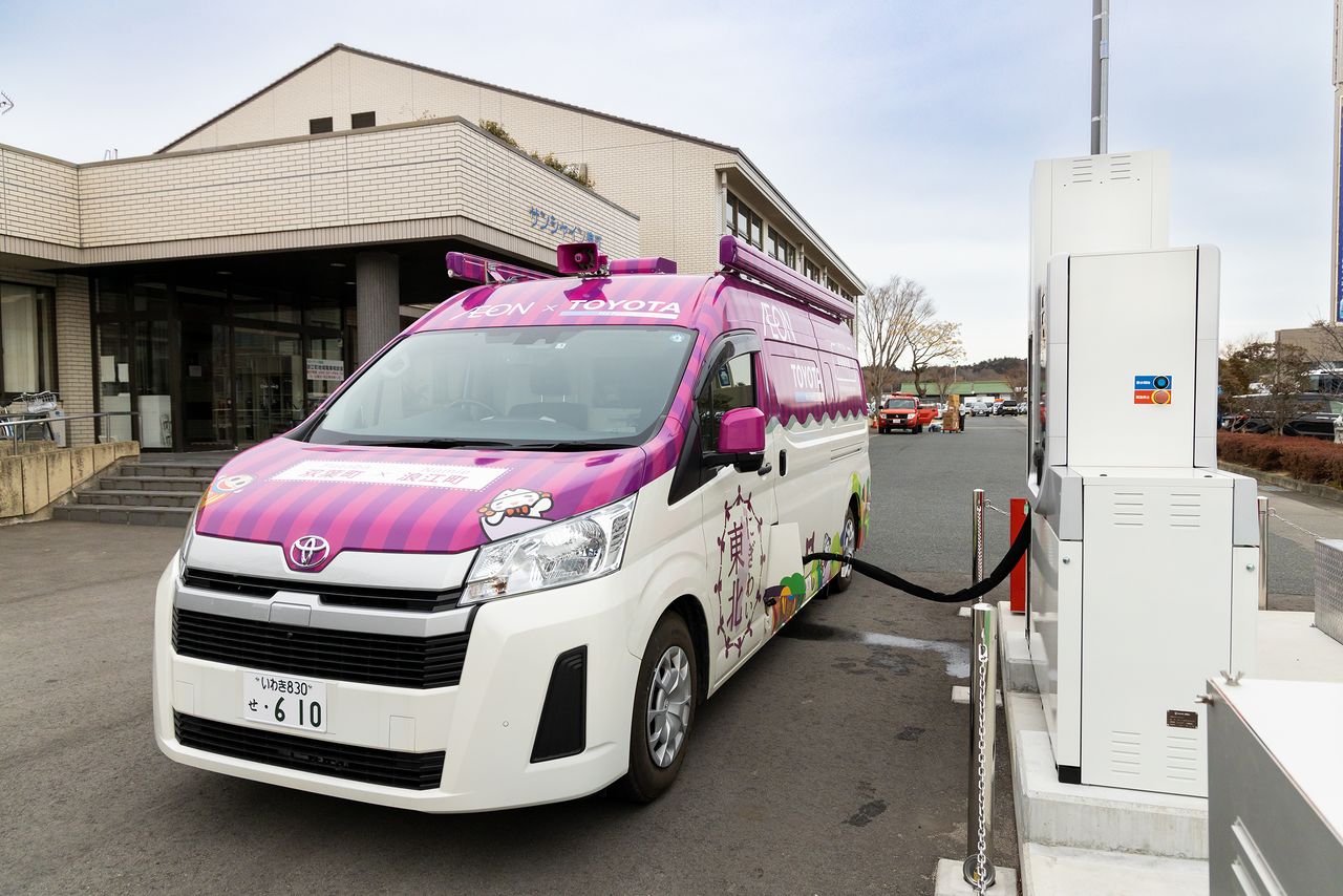 The mobile supermarket refueling at the Namie town office.