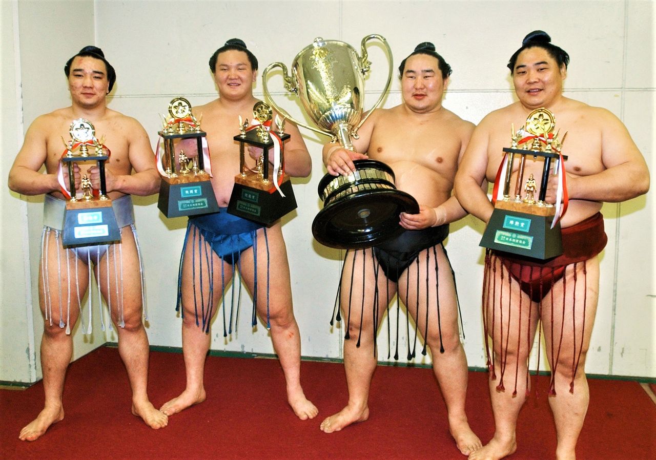 From left, Ama (later Harumafuji), Hakuhō, Asashōryū, and Kyokushūzan complete a Mongolian sweep of makuuchi trophies at the 2006 spring tournament. (© Jiji)