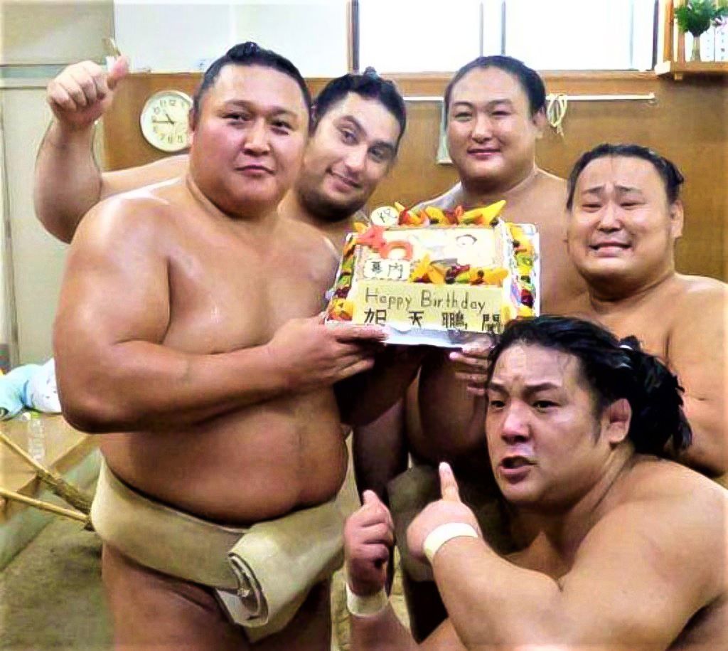 Kyokutenhō, left, celebrates his fortieth birthday with a cake from his stablemates. He was the first rikishi in 60 years to reach the milestone while competing in the top division of sumō. (© Kyōdō)