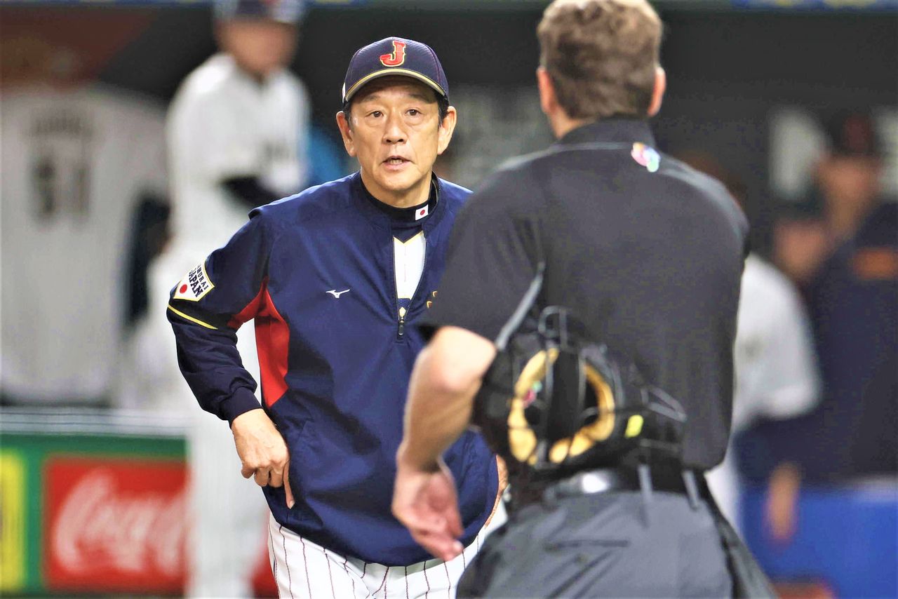 Japan manager Kuriyama Hideki addresses an umpire at the game against the Czech Republic on March 11, 2023, at Tokyo Dome. (© Jiji)