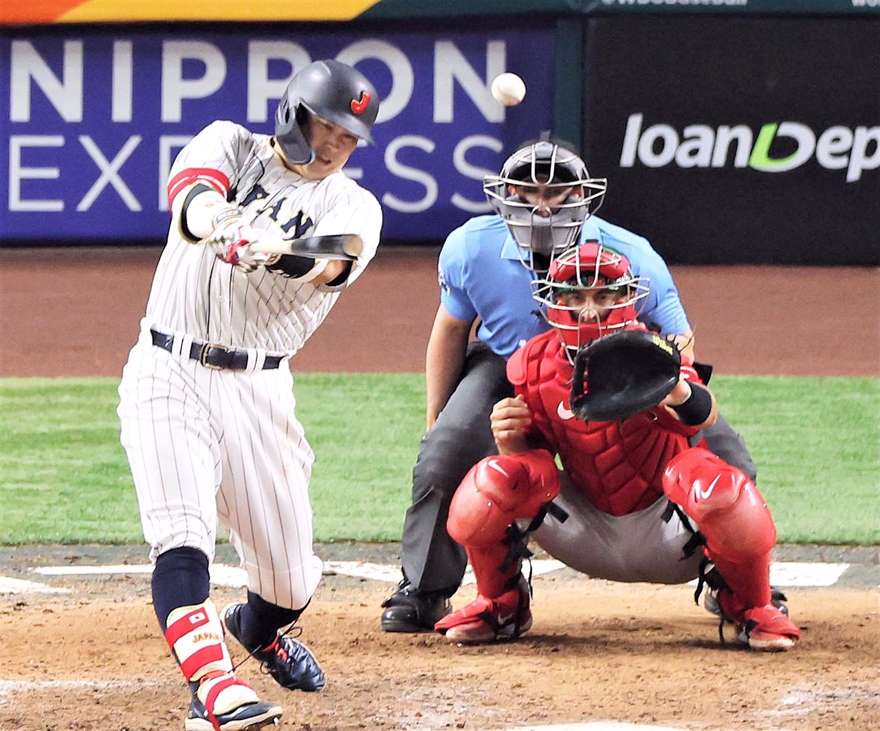 Murakami Munetaka hits a double to drive home the winning runs in the bottom of the ninth inning against Mexico on March 20, 2023, in Miami, Florida. (© Jiji)