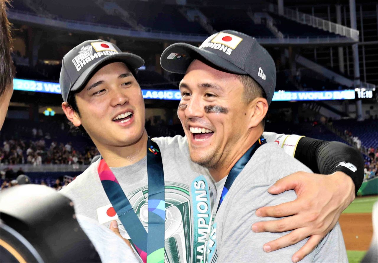 Ohtani Shōhei (at left), chosen as the tournament’s most valuable player for his hitting and pitching, embraces Lars Nootbaar, whose energetic play made him a fan favorite in Japan. Taken on March 21, 2023, in Miami, Florida. (© Jiji)