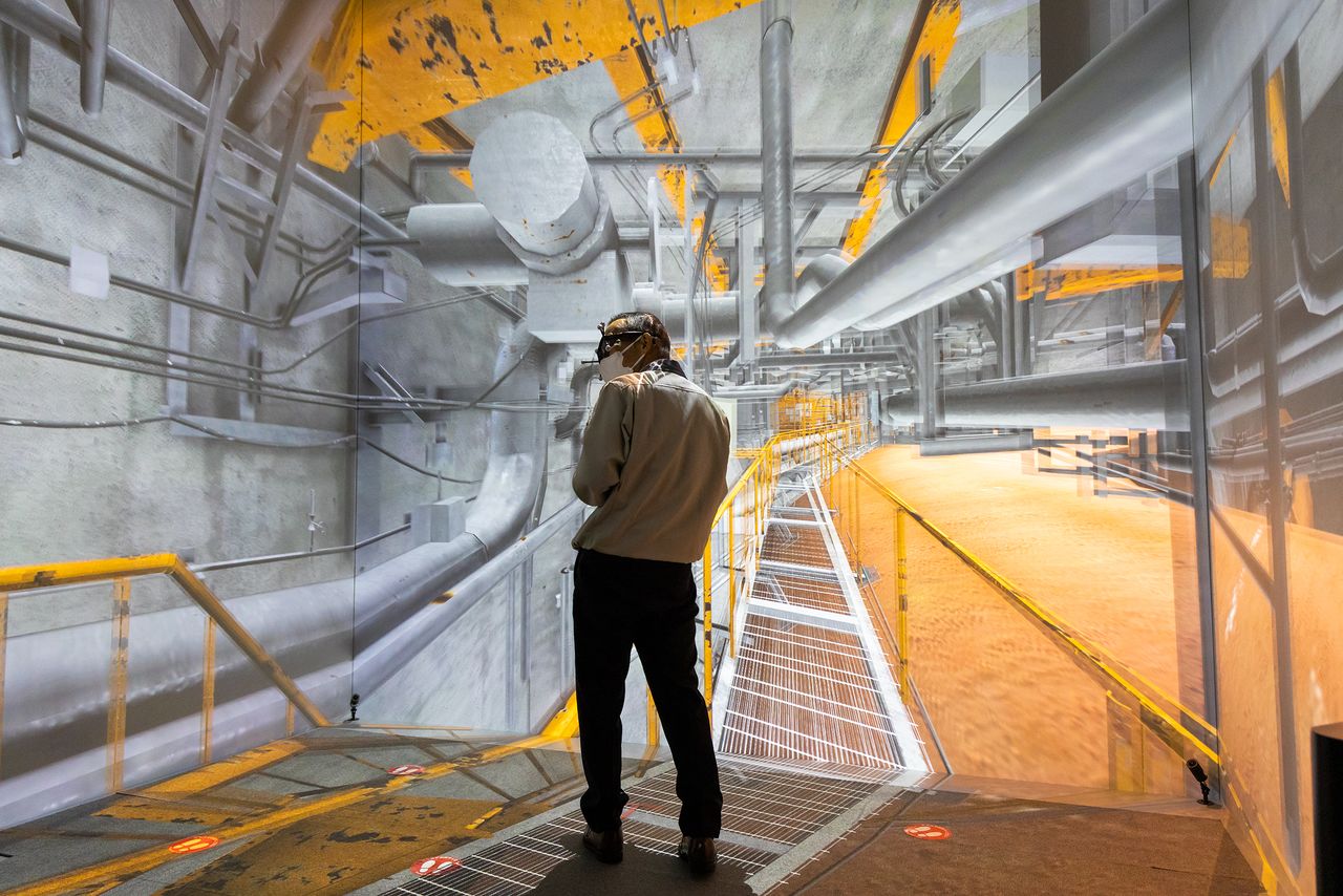 The VR System, which realistically re-creates the interior of a nuclear reactor building.(© Nippon.com)